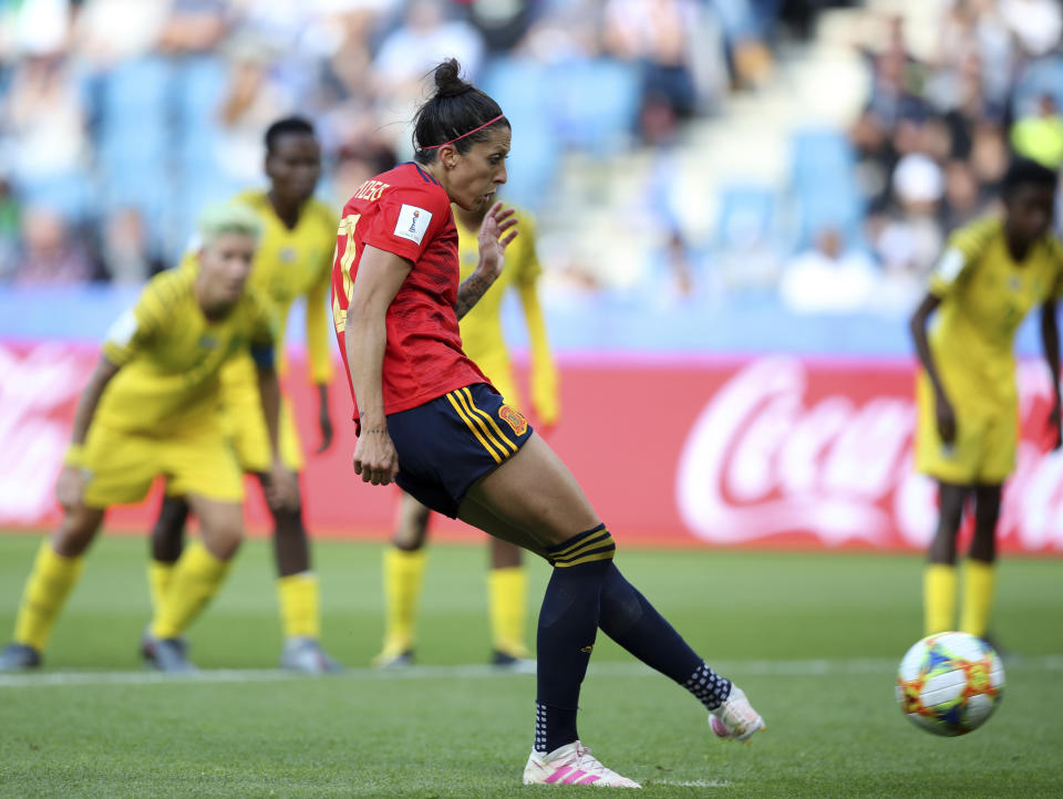 Spain's Jennifer Hermoso, center, on her way to scoring her teams first goal, on a penalty shot, during the Women's World Cup Group B soccer match between Spain and South Africa at the Stade Oceane in Le Havre, France, Saturday, June 8, 2019. (AP Photo/Francisco Seco)