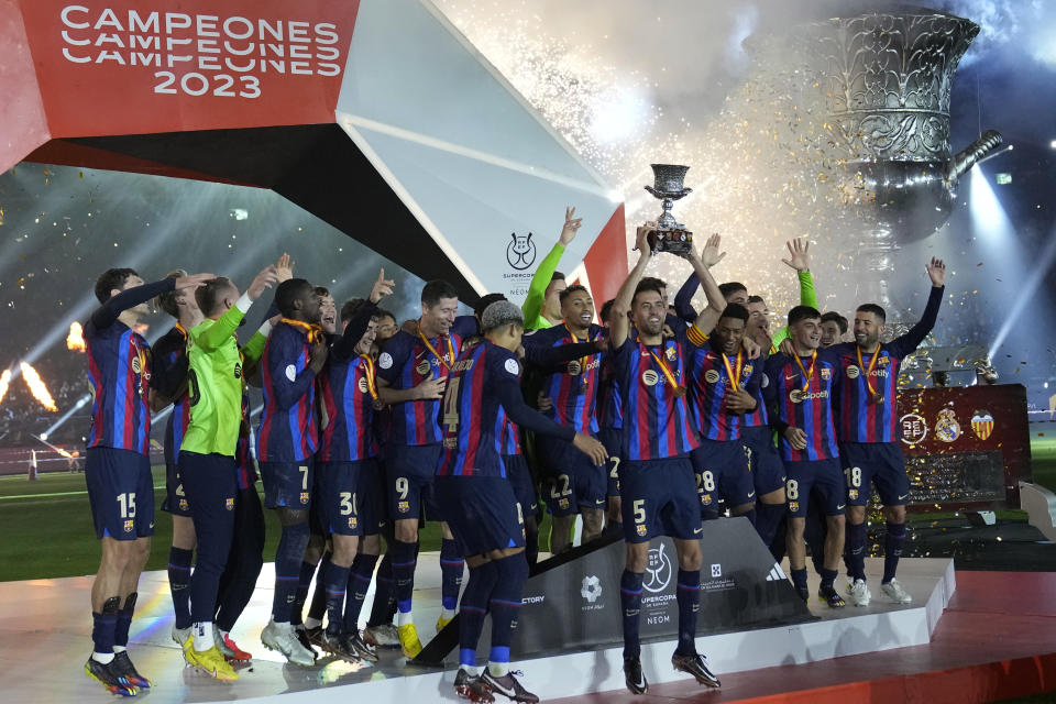 Los jugadores del Barcelona celebran con el trofeo tras ganar la Supercopa española en Riad, Arabia Saudí, el domingo 16 de enero de 2023. El Barceloba venció 3-1 al Real Madrid en la final. (AP Foto/Hussein Malla)