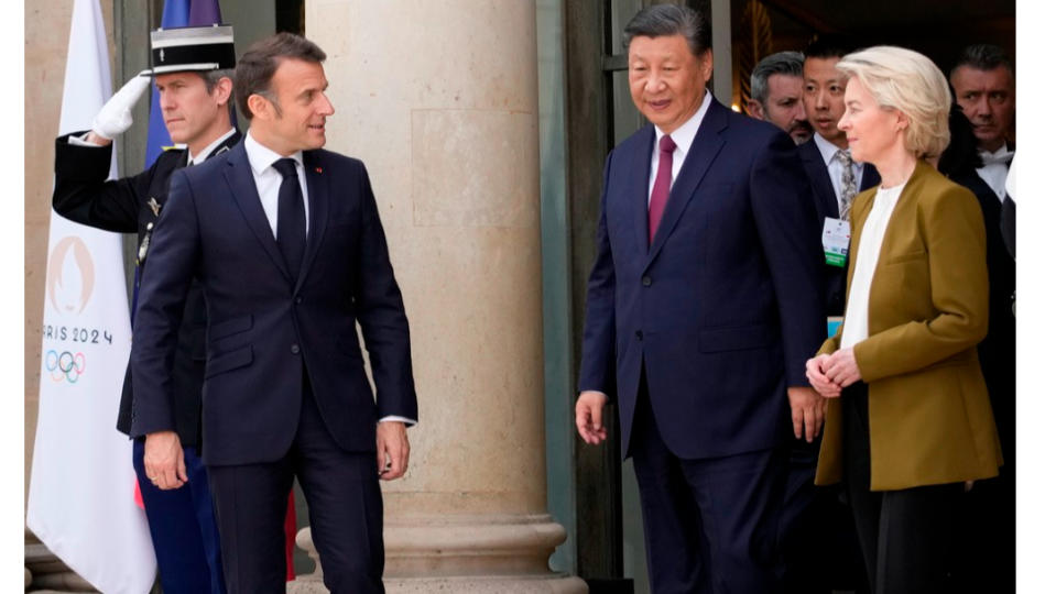 法國總統馬克宏(左)、歐盟執委會主席范德賴恩(右)與中國國家主席習近平(中)5月在巴黎舉行三方會談。美聯社