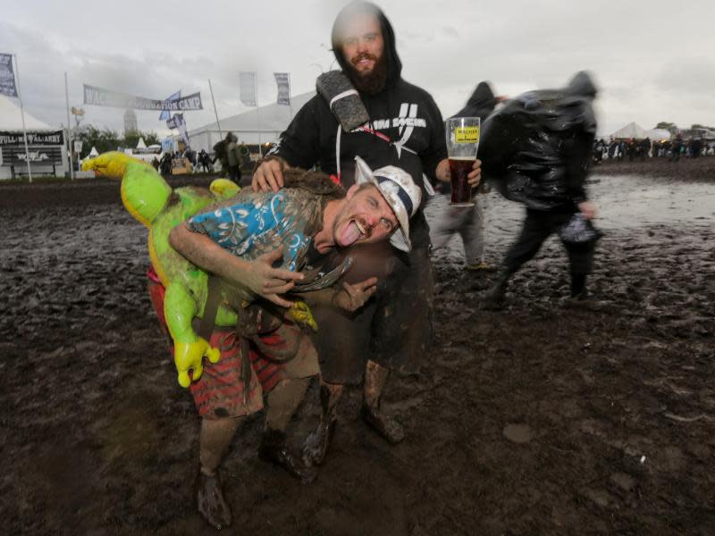 Festivalbesucher im Regen. Foto: Axel Heimken