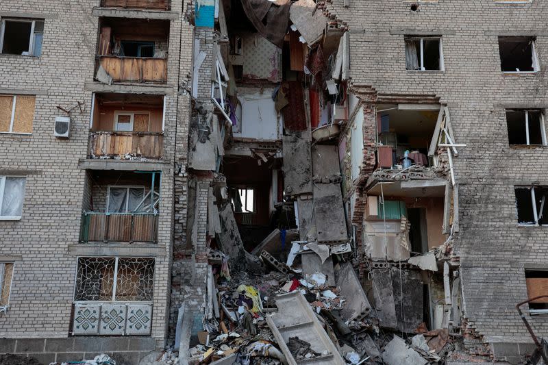 Una vista muestra un edificio residencial destruido por un ataque militar ruso, mientras continúa el ataque de Rusia contra Ucrania, en la ciudad de Bakhmut, en la región de Donetsk, Ucrania