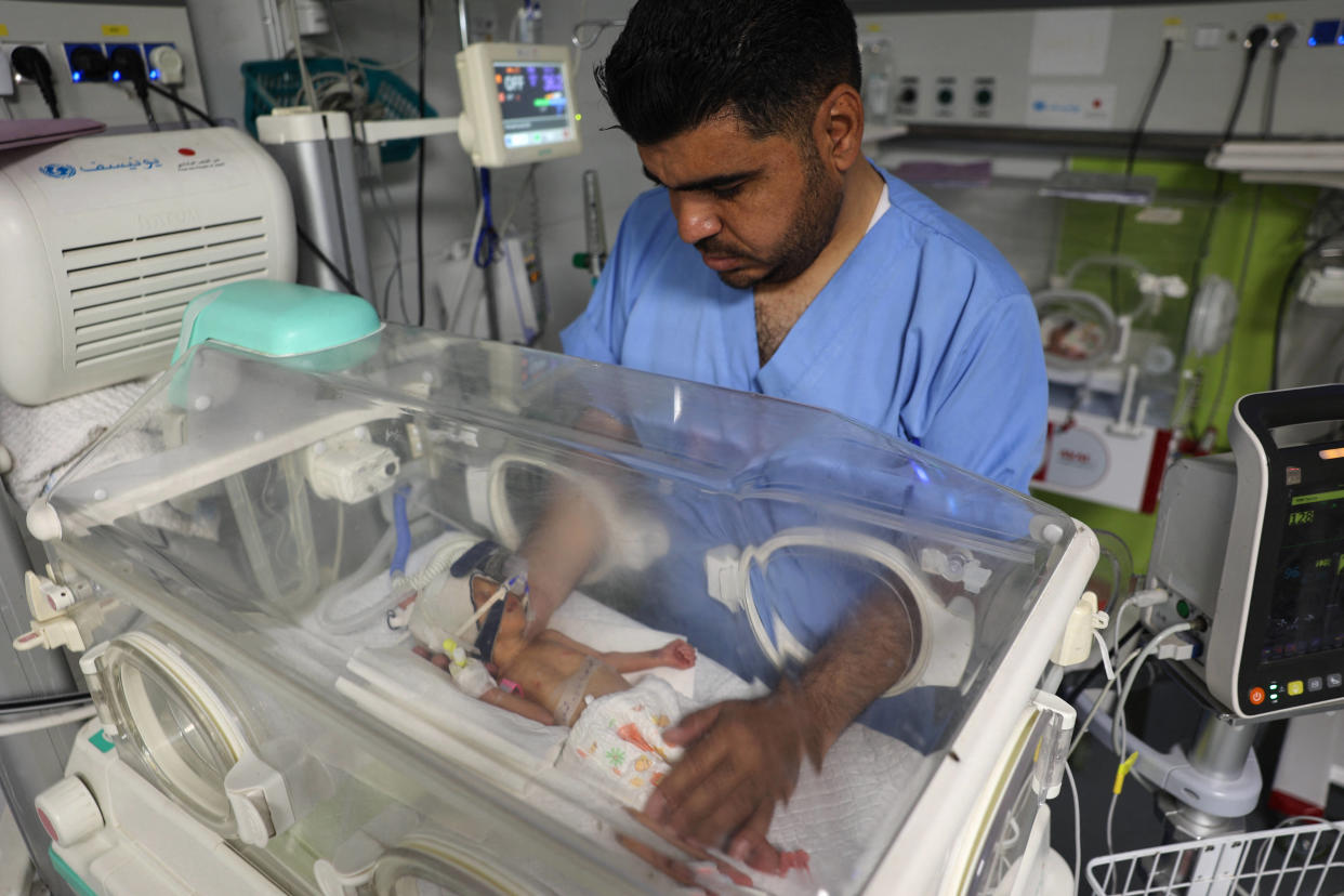 Guerre Israël-Gaza : le bébé sauvé du ventre de sa mère mourante par césarienne est finalement décédé (Photo d’un membre de l’hôpital s’occupant de la petite Sabreen al-Rouh, fille de Sabreen al-Ruh, morte des suites de ses blessures après une frappe israélienne. Elle a pu être opérée par césarienne pour donner vie à sa fille prématurée quelques minutes avant son décès. Son enfant n’a finalement pas survécu) 