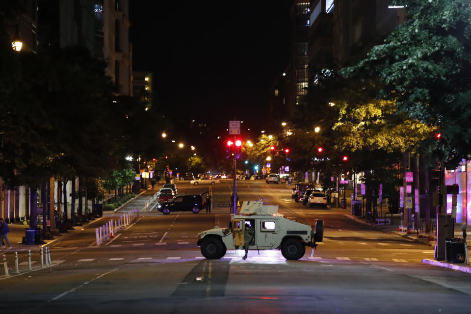 Una Humvee militar bloquea una intersección en la K Street en el centro de Washington mientras manifestantes protestan por la muerte de George Floyd el lunes 1 de junio de 2020 en Washington. Floyd murió después de ser inmovilizado por policías de Minneapolis. (AP Foto/Alex Brandon)