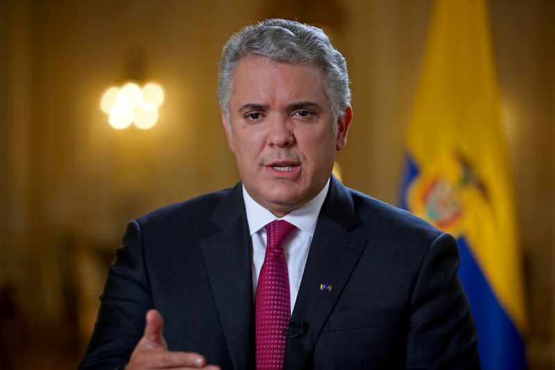 Foto de archivo. El presidente de Colombia, Iván Duque, habla durante una entrevista con Reuters en Bogotá