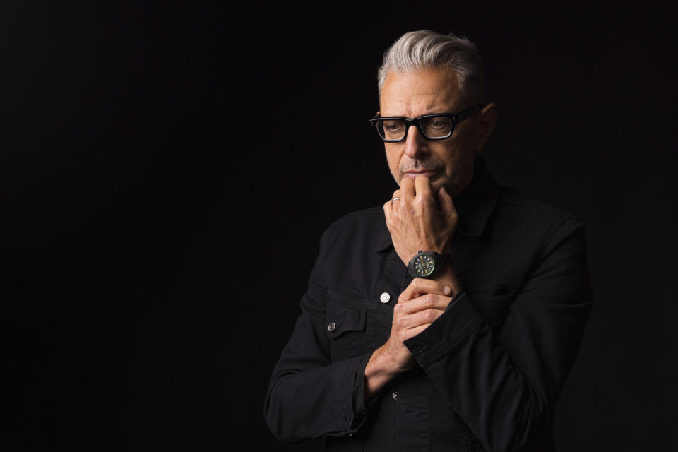 Jeff Goldblum posa para promover la película "Jurassic World Dominion" en los Estudios Universal en Los Angeles el 10 de mayo de 2022. (Foto Willy Sanjuan/Invision/AP)