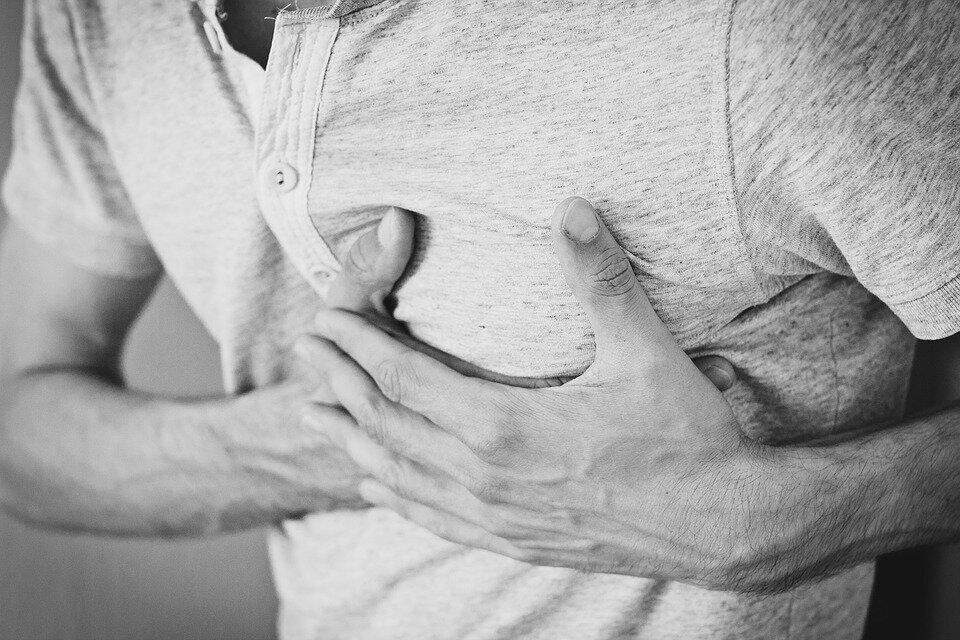 Dolor en el pecho, infarto de miocardio (Imagen gratuita vista en Max Pixel).