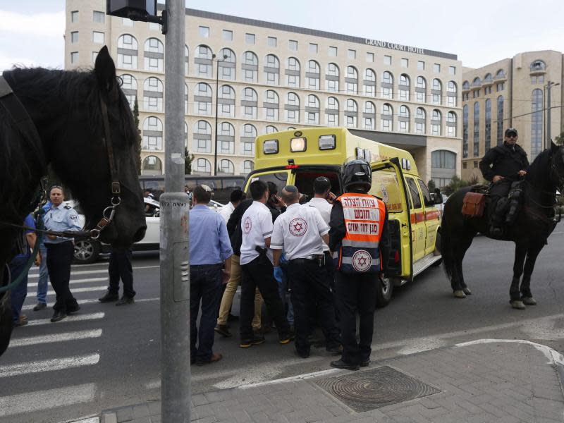 Krankenwagen in Jerusalem: Die Serie von Messerattacken in Israel und den besetzten Gebieten reißt nicht ab. Foto: Abir Sultan