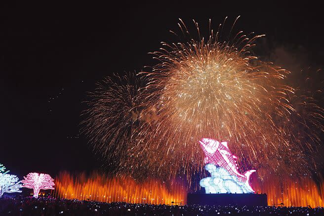 東港鎮公所、代表會與鵬管處攜手合作把今年跨年夜首度移師大鵬灣，並將以480秒環灣煙火迎接2024年，盼大家憶起2019年台灣燈會在屏東時、大鵬灣的美。（本報資料照片）