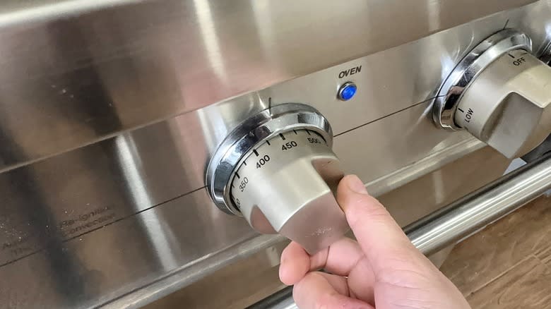 hand turning oven knob