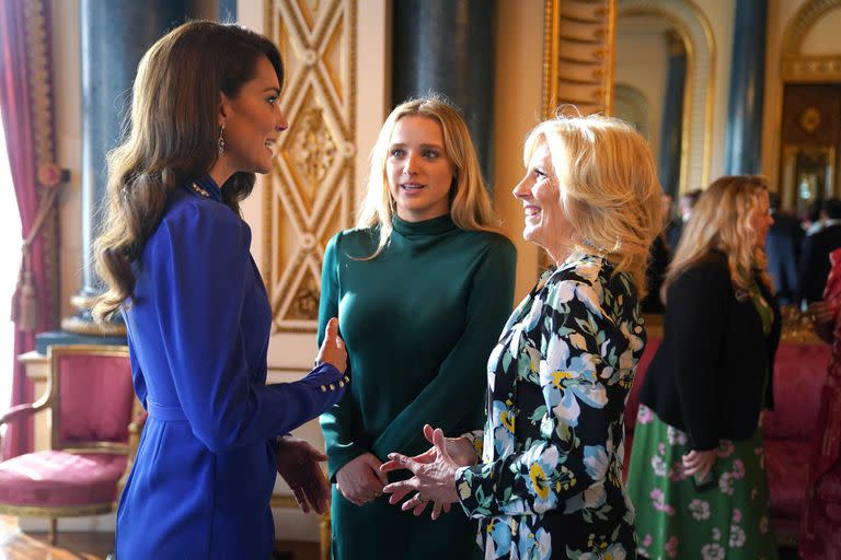 La princesa Kate dialoga con la primera dama norteamericana, Jill Biden, y su nieta Finnegan Biden. (Jacob King / POOL / AFP)