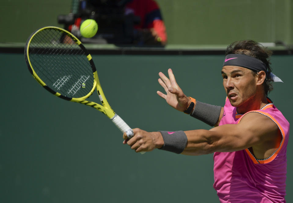 El español Rafael Nadal responde a un tiro del ruso Karen Khachanov, en un duelo de cuartos de final del Masters de Indian Wells, el viernes 15 de marzo de 2019, en Indian Wells, California. (AP Foto/Mark J. Terrill)