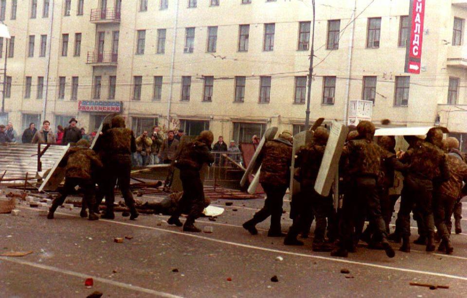 Début octobre 1993, on voit ici les forces spéciales tenter de forcer les barricades des opposants à l’insurrection parlementaire à Moscou.