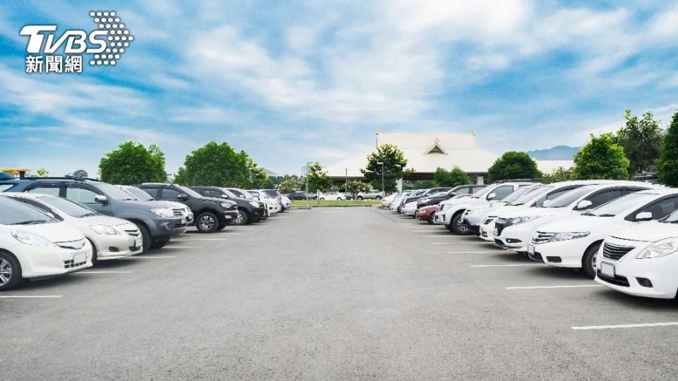 在日本，偷車賊會將車子停在路邊收費停車場。（示意圖／shutterstock達志影像）