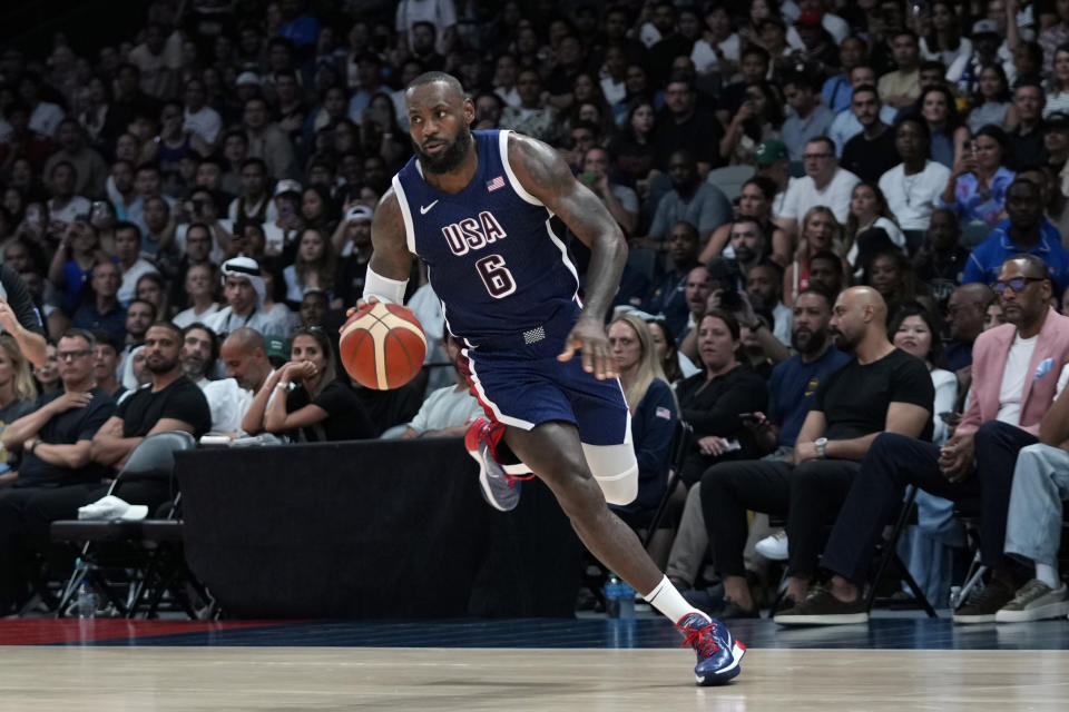 LeBron James van Team USA rijdt tegen Australië tijdens de USA Basketball Showcase in Abu Dhabi, Verenigde Arabische Emiraten, maandag 15 juli 2024. (AP Photo/Altaf Qadri)