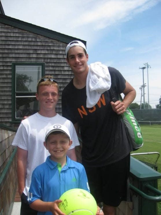 Owen Voigt, en primer plano, con John Isner en el torneo del Salón de la Fama del Tenis Internacional en Newport cuando Voigt tenía solo 10 años.