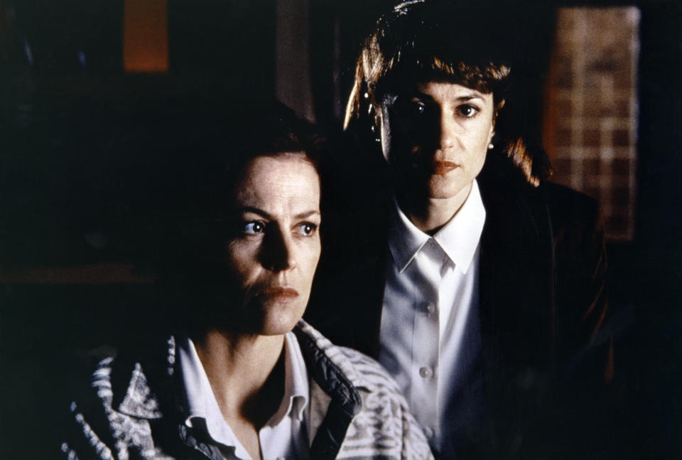 Holly Hunter coprotagonizó 'El imitador' junto a Sigourney Weaver en 1995, en plena fiebre del thriller criminal (Foto: Warner Bros. Pictures/Sunset Boulevard/Corbis via Getty Images)