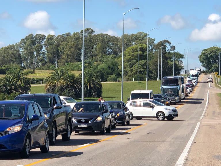 Largas colas para cruzar desde Fray Bentos a Gualeguaychú durante un fin de semana