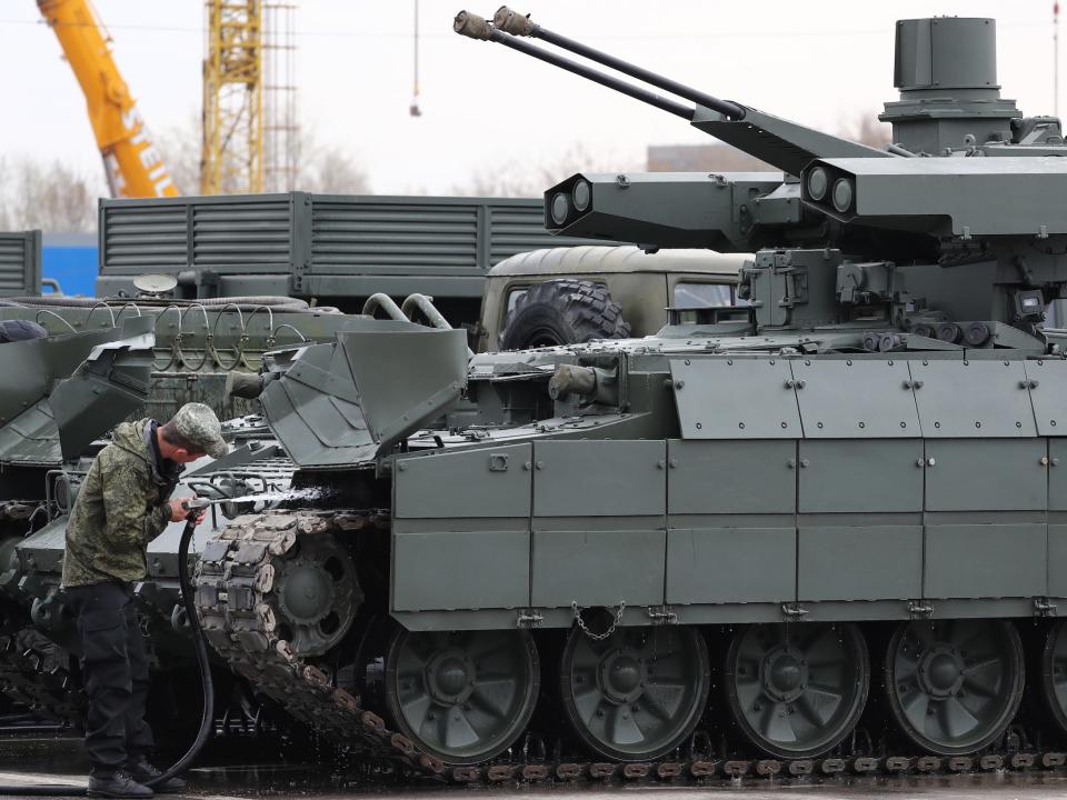 Ein Soldat wäscht ein gepanzertes BMPT Terminator-Kampffahrzeug, das zur Unterstützung von Panzern entwickelt wurde, als Teil der Vorbereitungen für die Militärparade zum Tag des Sieges in Moskau, 23. April 2019. - Copyright: Anton NovoderezhkinTASS via Getty Images