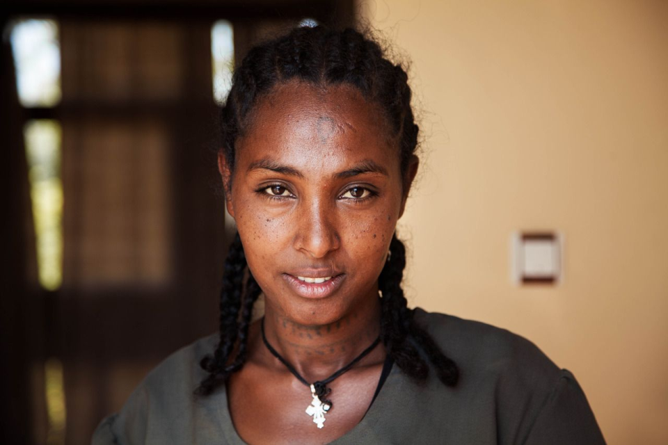 Ethiopie. Cette femme Éthiopienne est la preuve que la beauté est partout, même là où on s’y attend le moins. Quand Mihaela l’a rencontrée, elle nettoyait une chambre d’hôtel dans son pays natal. De ses grandes tresses à l’encre délicate de son cou, c’est une véritable inspiration.