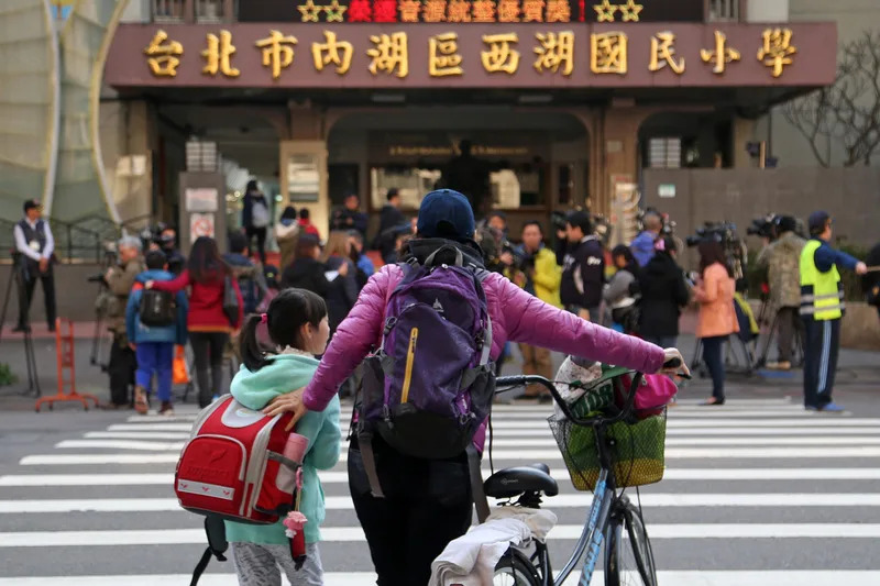 以前星期六也要上半天課，許多網友都十分懷念。