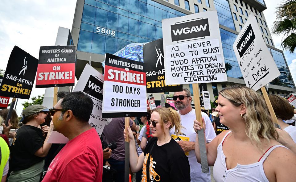 Huelga de guionistas en las afueras de Netflix en Hollywood, California, el 9 de agosto de 2023. (Photo by Frederic J. BROWN / AFP) (Photo by FREDERIC J. BROWN/AFP via Getty Images)