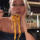 <p>À la fois chanteuse et mannequin, Caroline Vreeland a totalement adopté cette nouvelle tendance. Elle a récemment posté plusieurs photos d’elle en train de manger des pâtes.<br> Crédit photo : Instagram Caroline Vreeland </p>