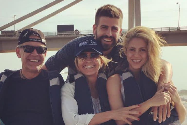 Shakira junto a Piqué y sus exsuegros Joan Piqué, y Montserrat Bernabeu