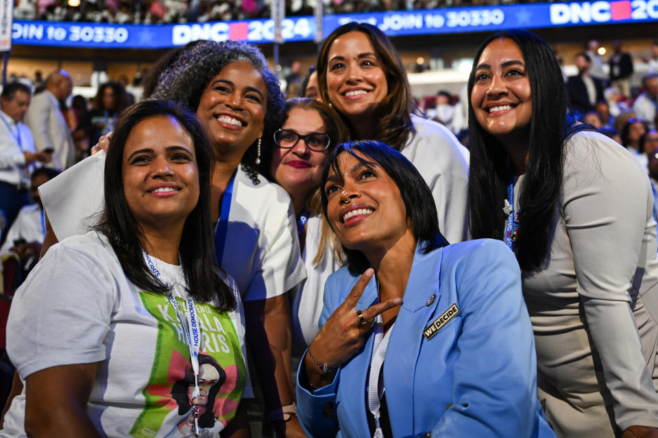 Gruppenfoto von Gilda Cobb-Hunter, Kristin Urquiza, Cynthia Choi, Hala Ayala, Shasti Conrad und Gloria Niec-Nashivic, die gemeinsam bei der DNC 2020-Veranstaltung lächeln