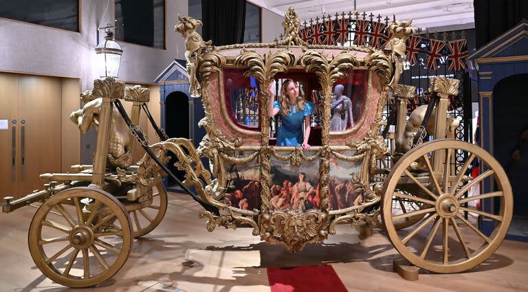 En la subasta se ofrecen objetos verdaderamente únicos, como la reproducción de la icónica carroza real, el Gold State Coach. (Photo by JUSTIN TALLIS / AFP)