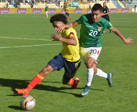 Football Soccer - Bolivia v Colombia - World Cup Qualifiers - Hernando Siles stadium - La Paz, Bolivia 24/3/16. Colombia's Juan Cuadrado and Bolivia's Rudy Cardozo (20). REUTERS/Alejandro Alvarez