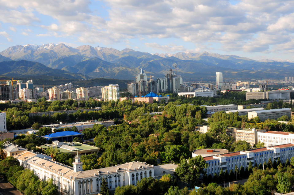 Almaty ist die größte Stadt Kasachstans und zusätzlich eine der günstigsten weltweit. Dafür haben die etwa 1,7 Millionen Einwohner häufig mit Erdbeben zu kämpfen, denn die Region ist für ihre hohe seismische Aktivität bekannt. Im Ranking belegt Almaty Platz 4.