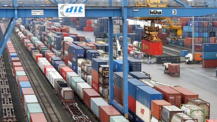 Der Duisburger Hafen baut seine Verbindungen nach China aus. Foto: dpa