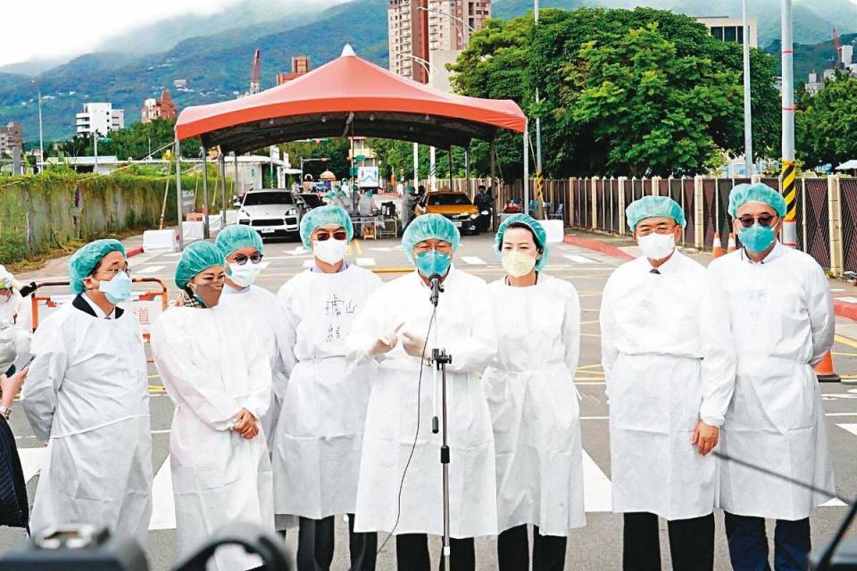 分流採檢壓力，北市在木柵機廠停車場設車來速緩解醫院負擔，中央則宣布在北北基桃增設9個大型篩檢站。（台北市政府提供）