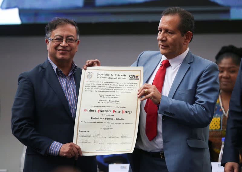 El presidente electo de Colombia, Gustavo Petro, recibe las credenciales como mandatario electo por parte del Consejo Nacional Electoral, en Bogotá.