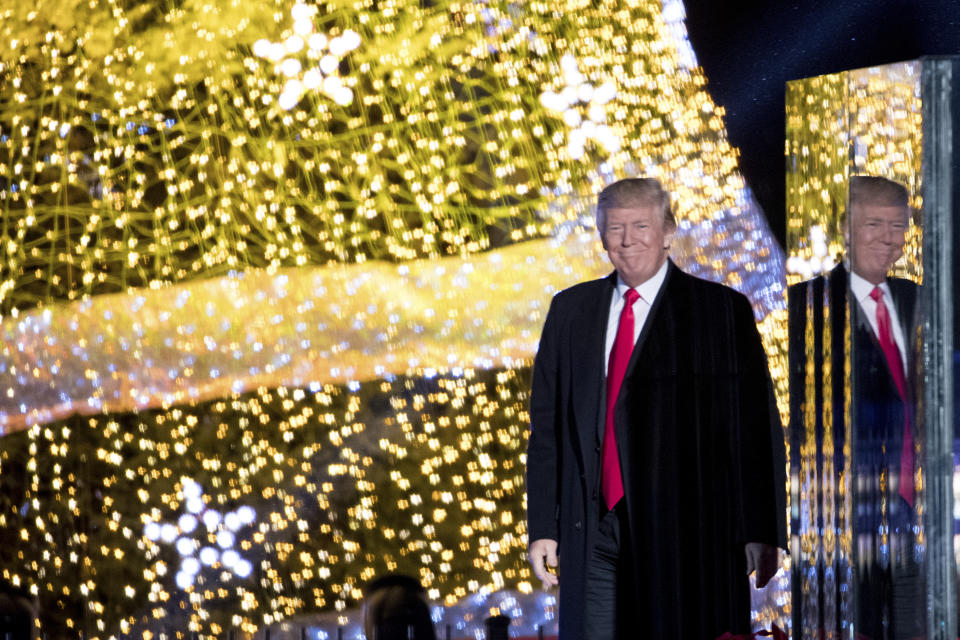 Donald Trump bei der Einweihung eines Weihnachtsbaums in Washington. (Bild: AP Photo)