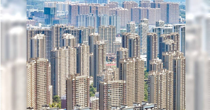 大陸爛尾樓現象頻傳，路透報導，大陸將設立價值3000億人民幣的房地產基金。圖為南京城東的大樓群。（圖／中新社）