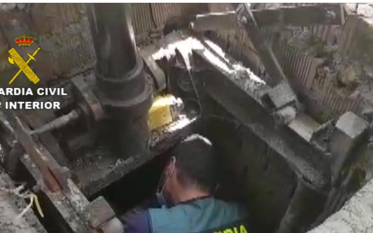 A Malaga drug trafficker had a subterranean 'bat cave' operation centre under mechanical fountain, Spanish police discover - Guardia Civil/Guardia Civil
