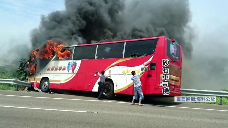 <strong>2016年7月19日國道陸客團火燒車，車上26人全數罹難。（圖／翻攝爆料公社）</strong>