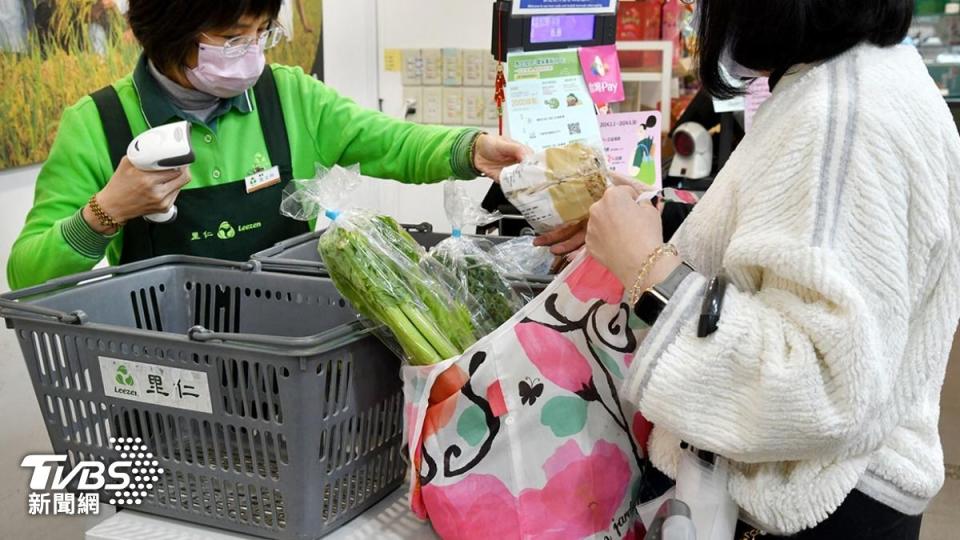 根據TVBS民調中心最新調查，約有79%的台灣民眾會自備購物袋。（攝影／胡瑞麒）