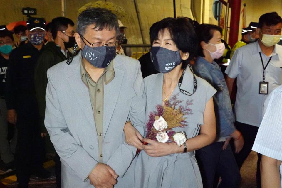 圖為台北市長柯文哲（左）與夫人陳佩琪（右）16日穿著同色系的情侶裝參加「2021大稻埕情人節」活動。（資料照，姚志平攝）