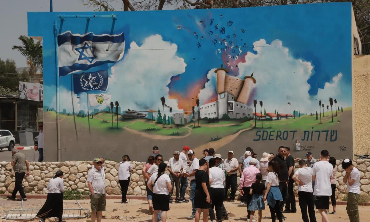 <span>Israelis visit the site of the destroyed police station in Sderot which was briefly taken over by Hamas gunmen on 7 October.</span><span>Photograph: Quique Kierszenbaum/The Guardian</span>