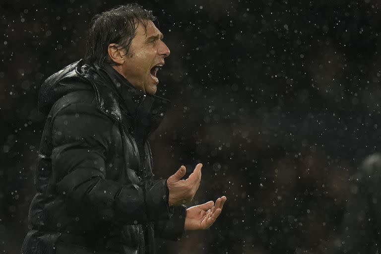 Antonio Conte, entrenador del Tottenham: una imagen que lo describe en cuerpo y alma
