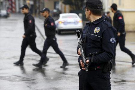 A police officer secures the area following a suicide bombing in a major shopping and tourist district in central Istanbul March 19, 2016. REUTERS/Osman Orsal