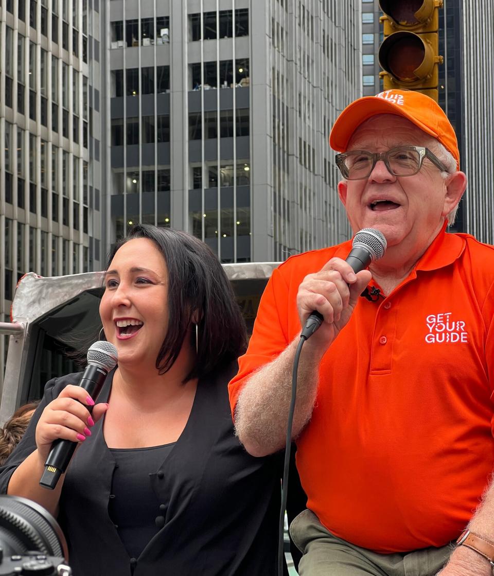 Leslie Jordan and Robyn Schall Play Tour Guide on New York City Bus