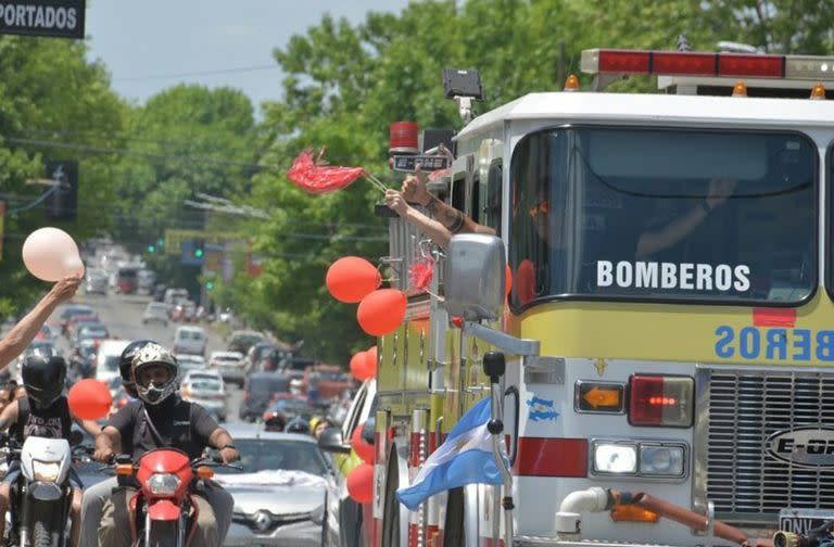 Isidro Gastaldi, el hijo de la exleona Laura Aladro y de Sebastián Gastaldi, regresó a Tandil, en una autobomba luego de superar un trasplante de corazón