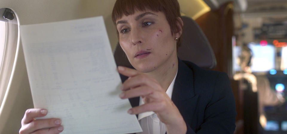 En esta imagen difundida por Netflix, Noomi Rapace en una escena de "Close". (Netflix vía AP)