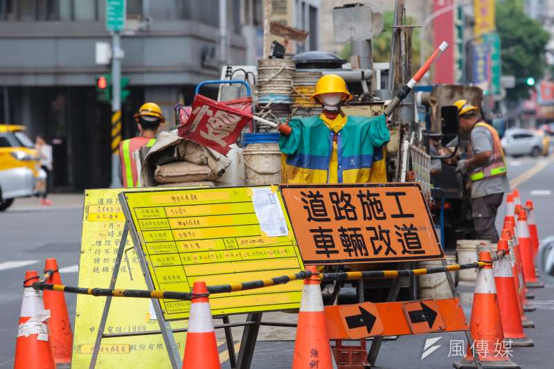 20170421-風數據過勞專題配圖，道路施工的勞工。（顏麟宇攝）