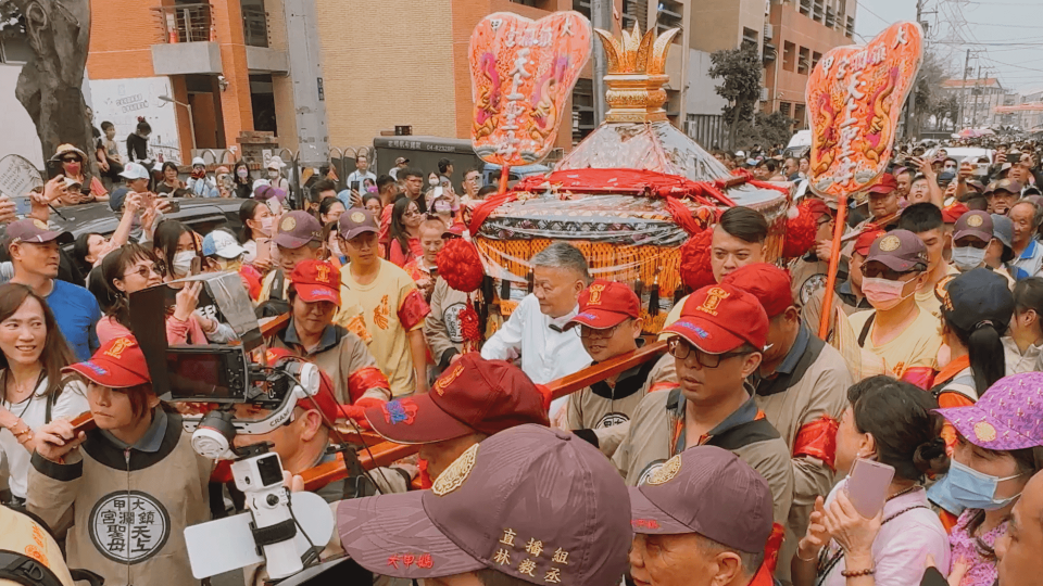 一年一度的鎮瀾宮大甲媽祖遶境啟程，今年依舊吸引不少信徒跟隨。（鏡新聞）