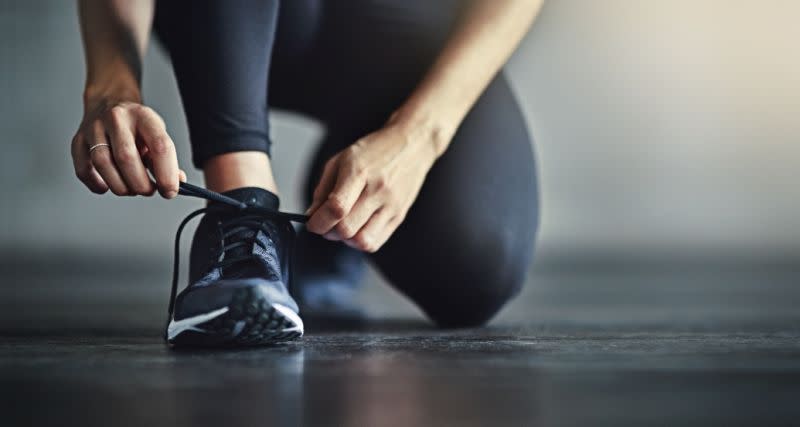 L’étude a conclu que porter des baskets sans chaussettes lors d’une soirée permettait aux bactéries de se développer davantage qu’à la gym [Photo: Getty]