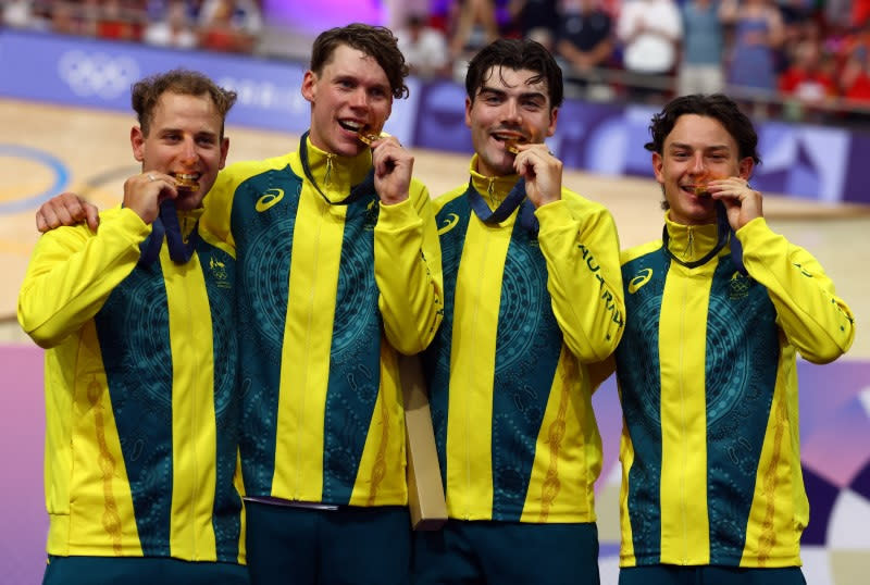 FOTO DE ARCHIVO: Oliver Bleddyn, ganador de la medalla de oro, Sam Welsford, Conor Leahy y Kelland O'brien celebran sus medallas en el podio